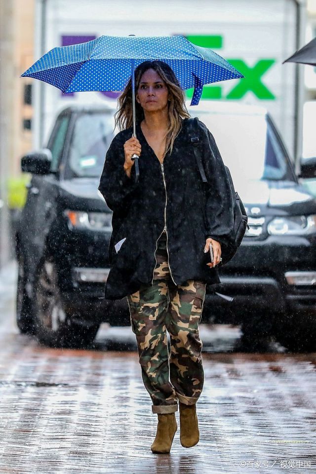 影星"哈莉·贝瑞"现身街头显臃肿,网友:当年的你,哪去了?